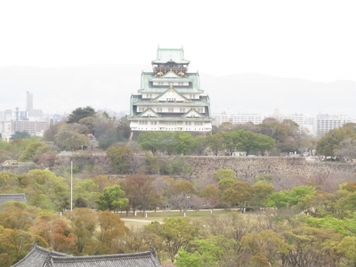 会場より春の大阪城を見渡す