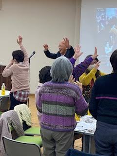 暮らしと平和学習交流会で笑いヨガ