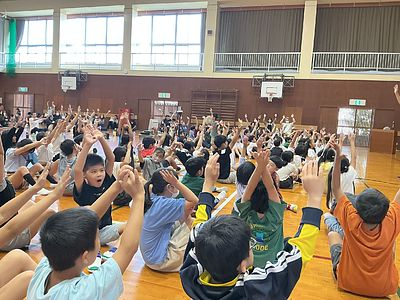 西尾市立一色西部小学校で親子笑いヨガ
