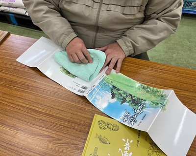 本のクリーニング作業をスタッフで練習しました