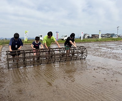 北小学校5年生の皆さんと田植え体験を行いました。