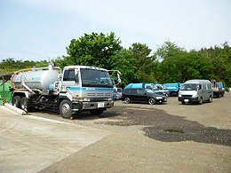 由利本荘市石脇の本社敷地に駐車中のタンクローリー車