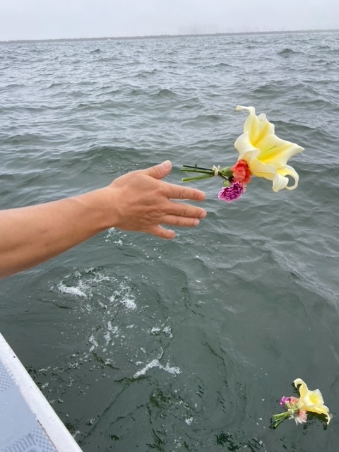 供花を海に