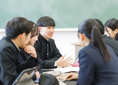 「嫌いじゃない、でも生きれない地元」から始まった