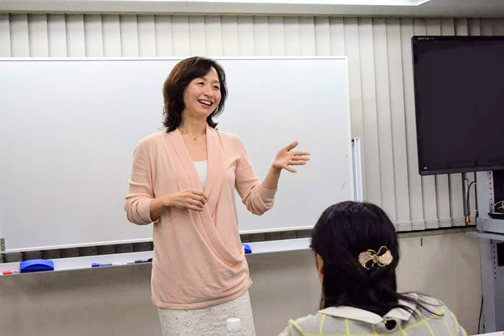 心理カウンセラー西真理子さん講座風景