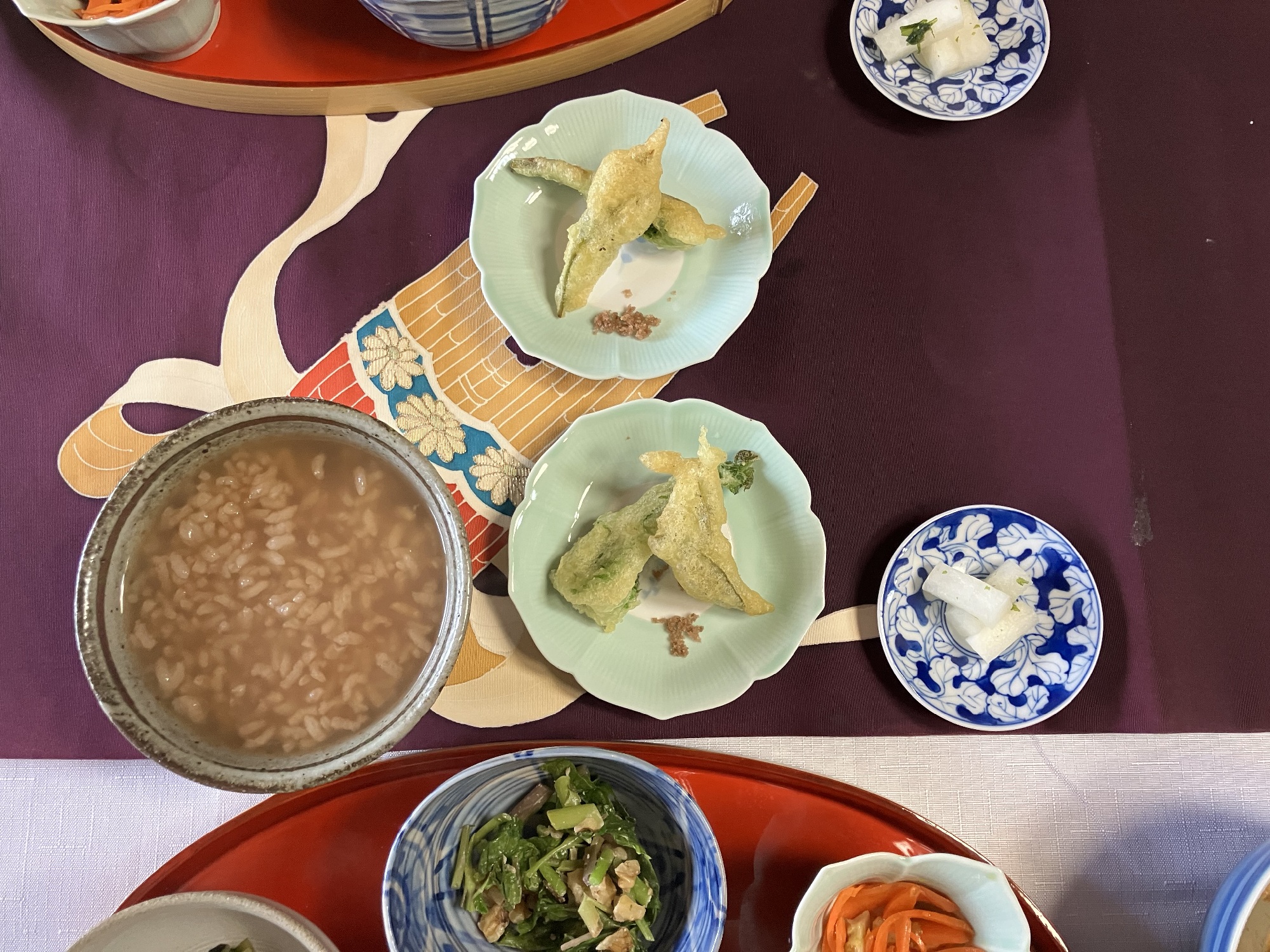 地元素材を使った料理　大和茶粥、茶葉とウド天ぷら