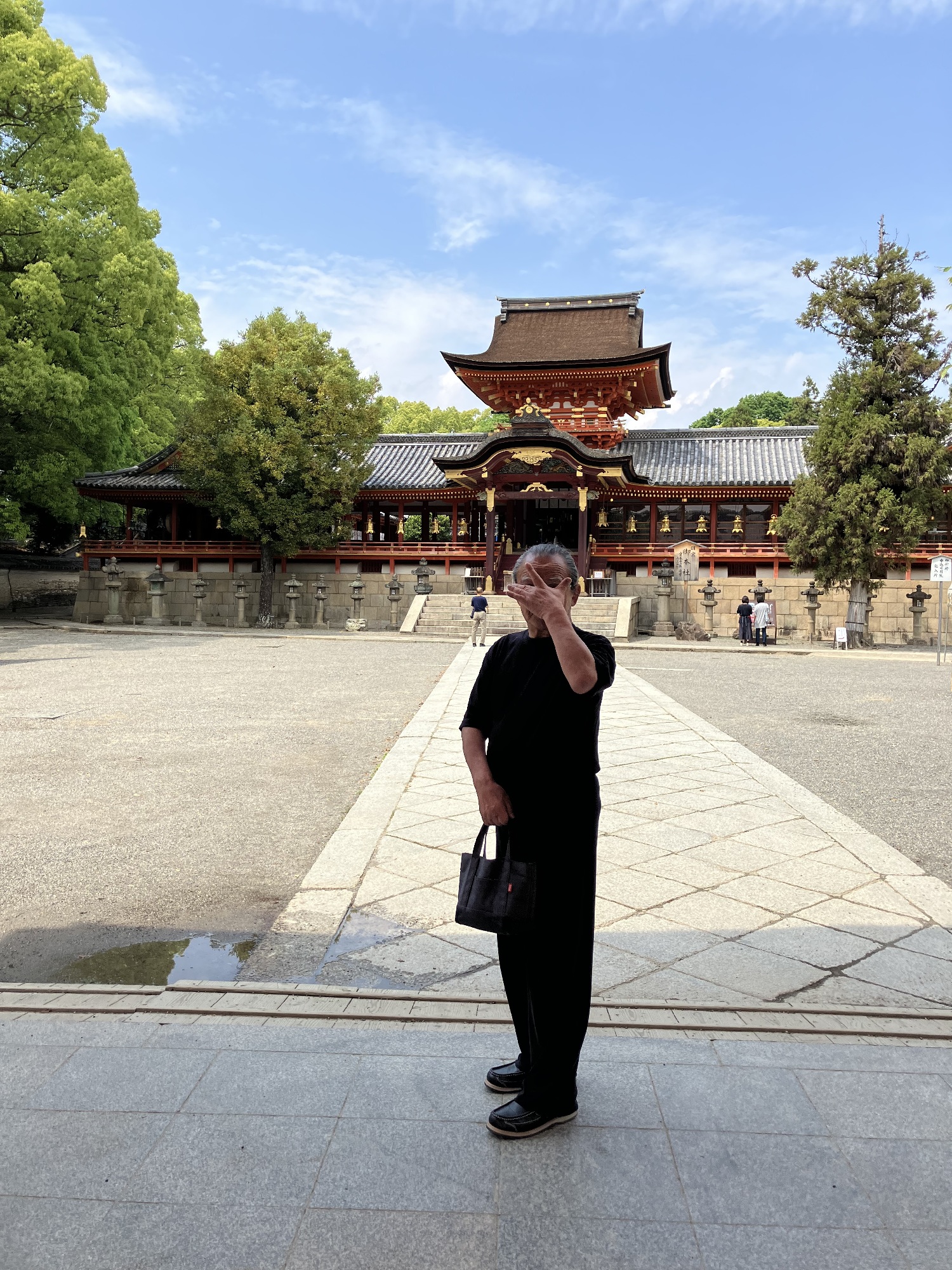 石清水八幡宮本殿前