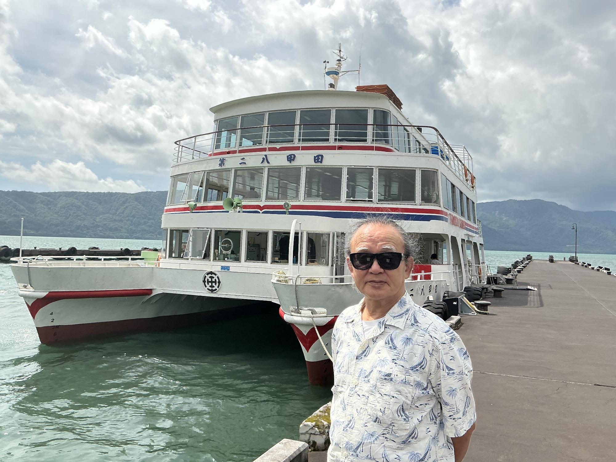 十和田湖遊覧船（双胴船）