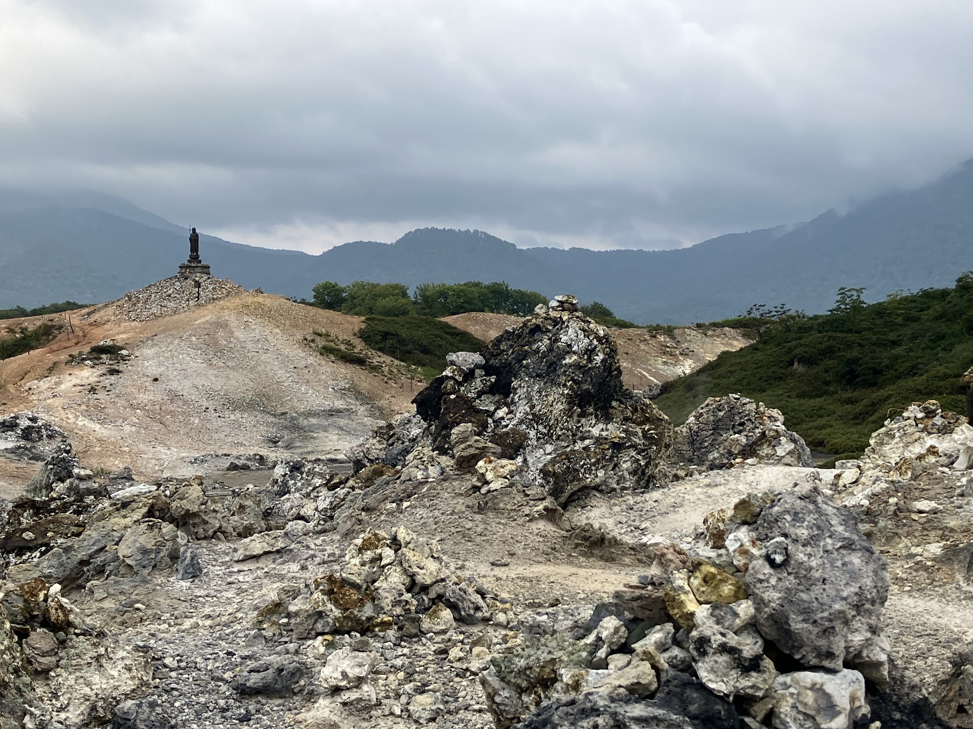 恐山　菩提寺　境内裏側の「地獄」「極楽浜」
