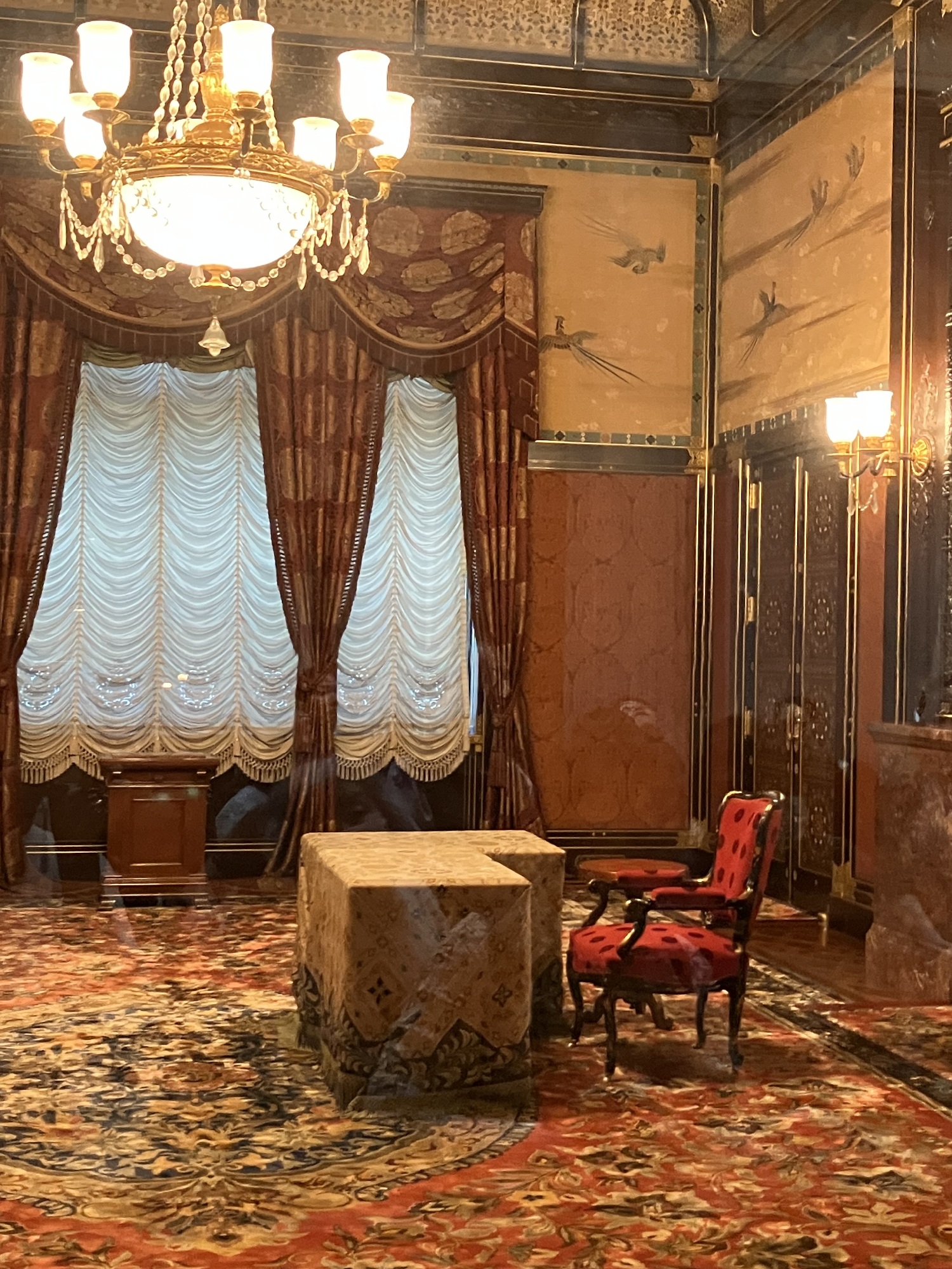 天皇陛下が座る椅子