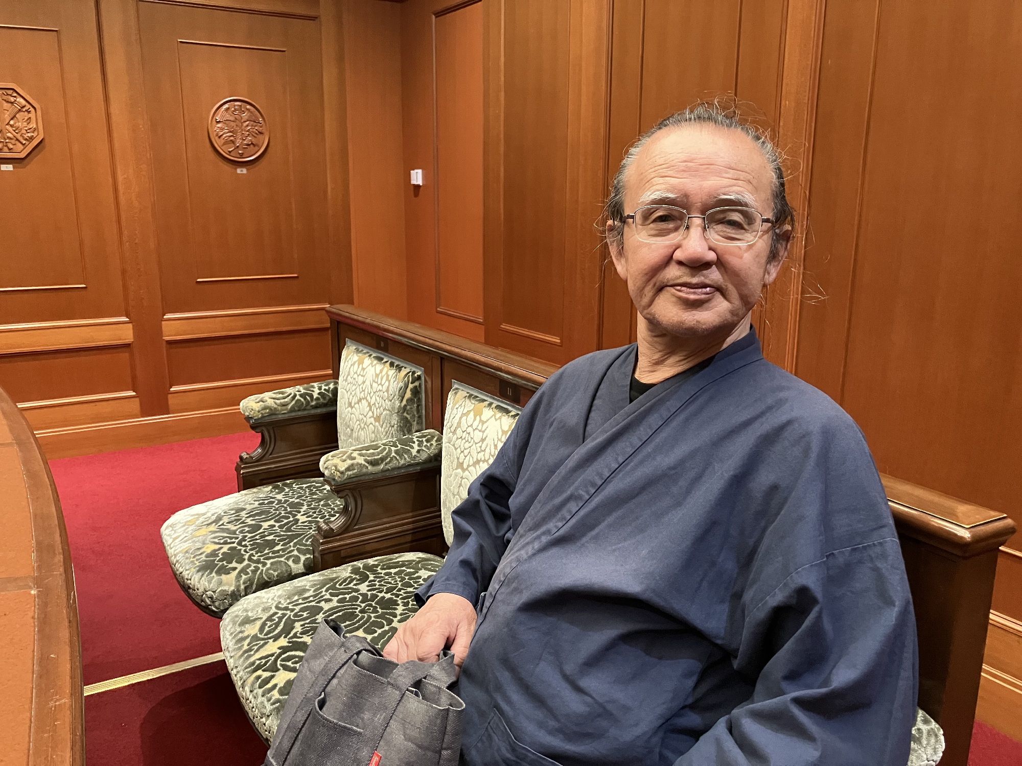 憲政記念館　衆議院議場で実際に使われた座席に座る