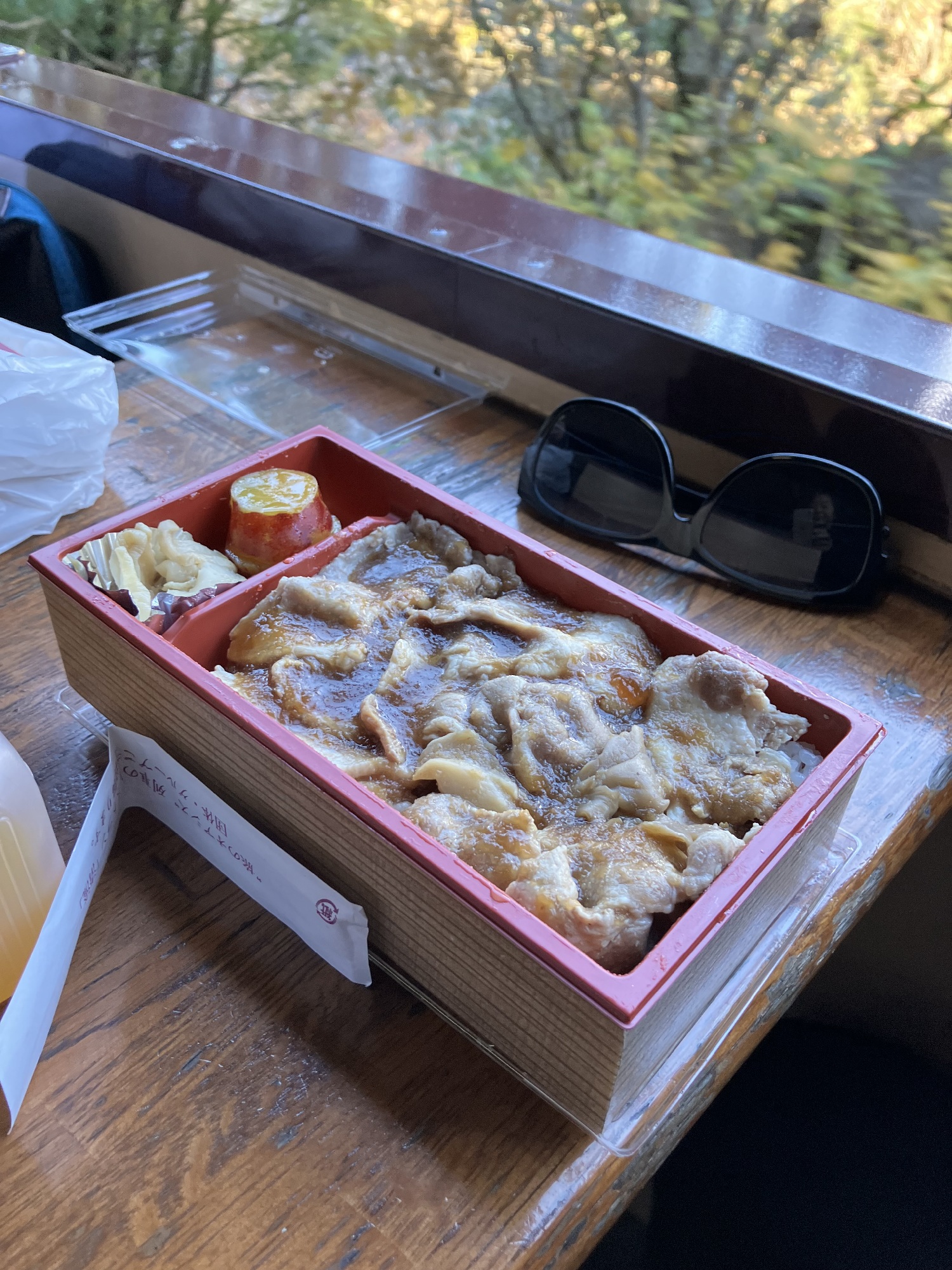 トロッコ電車で出されたやまと豚弁当を賞味