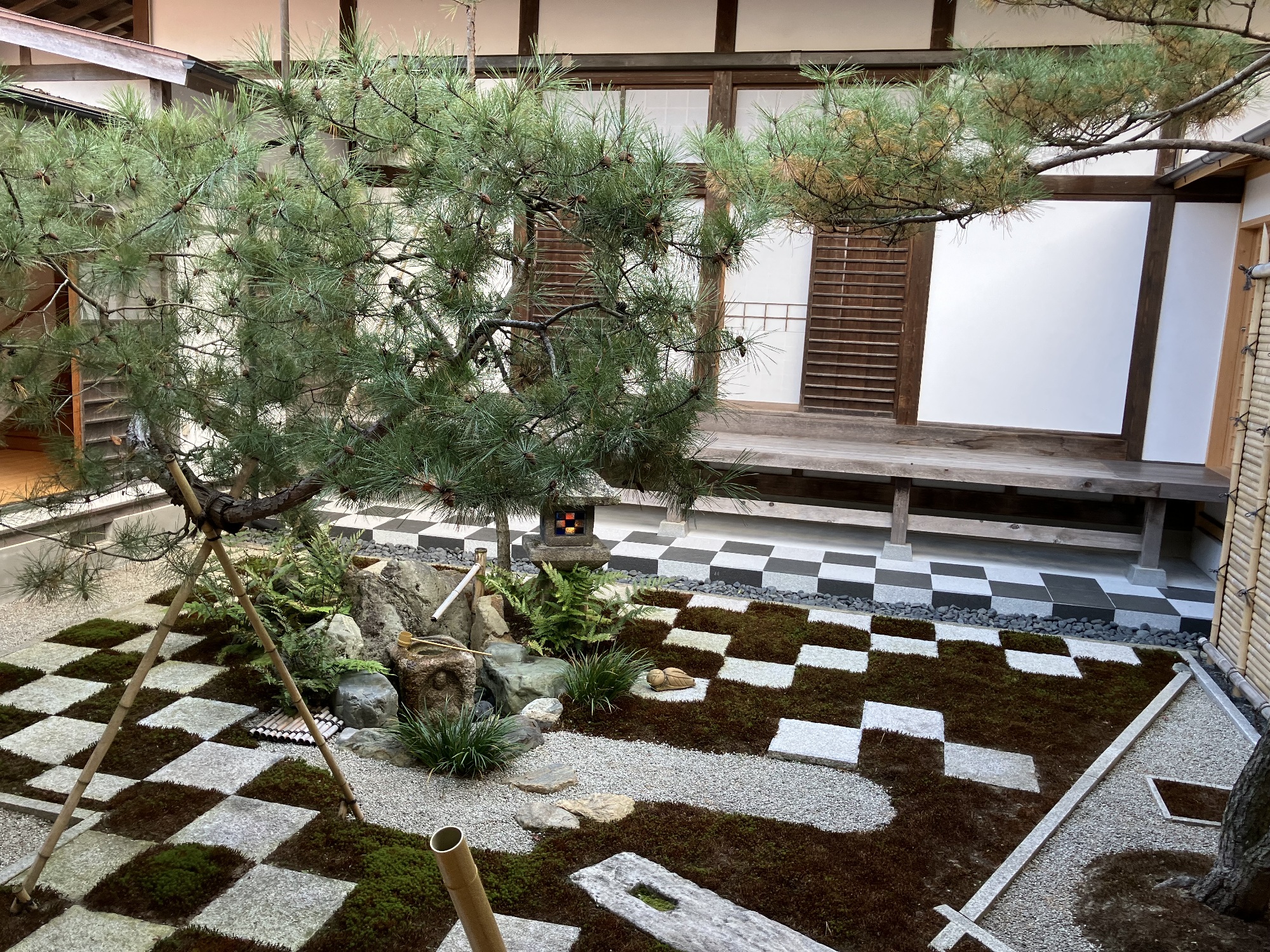 富貴滴水の庭、市松模様で健康と幸せを祈願