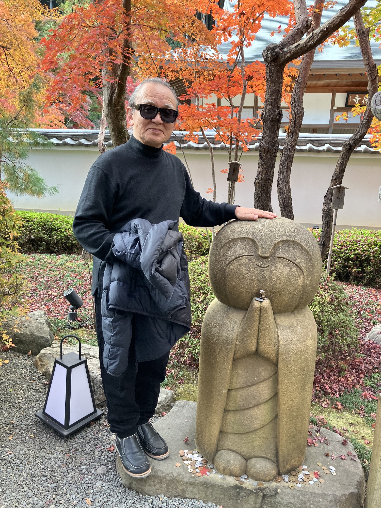 境内の「なで地蔵」とツーショット