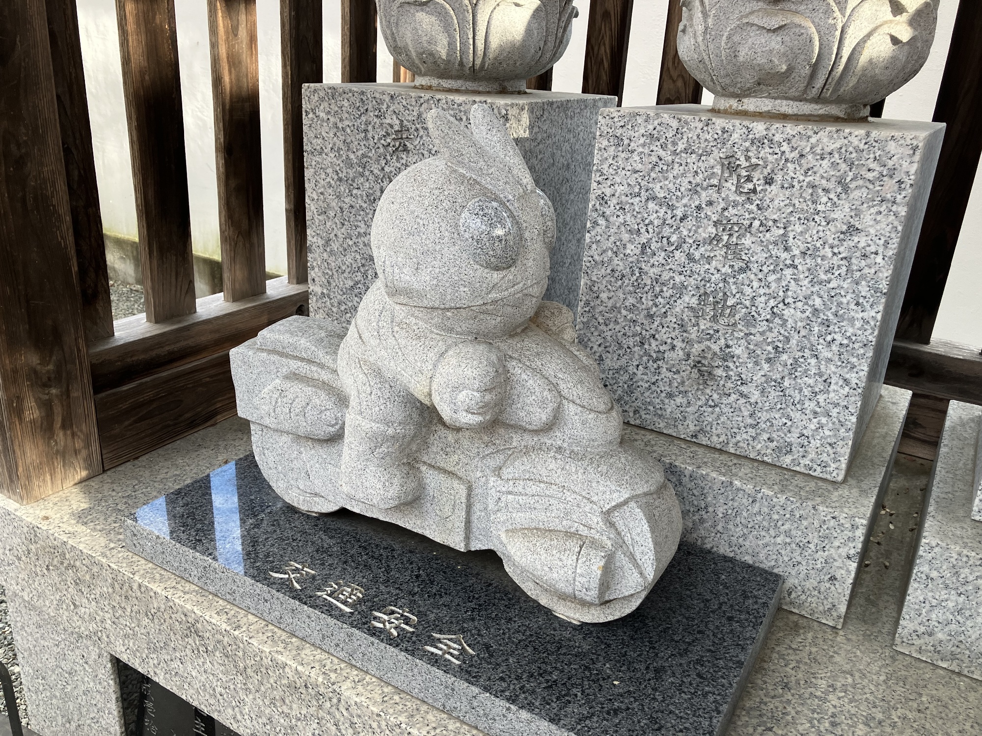 境内で見つけた可愛い石の置物