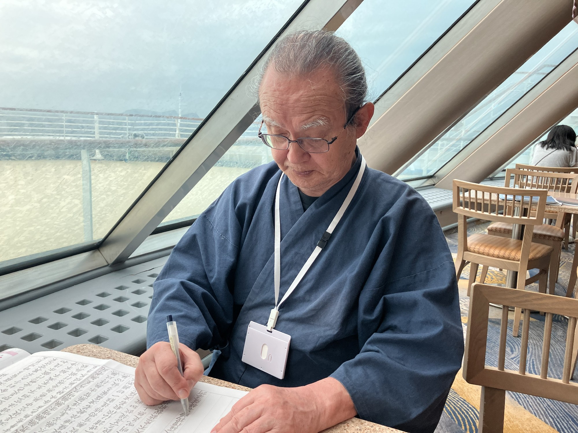 作務衣姿で写経中