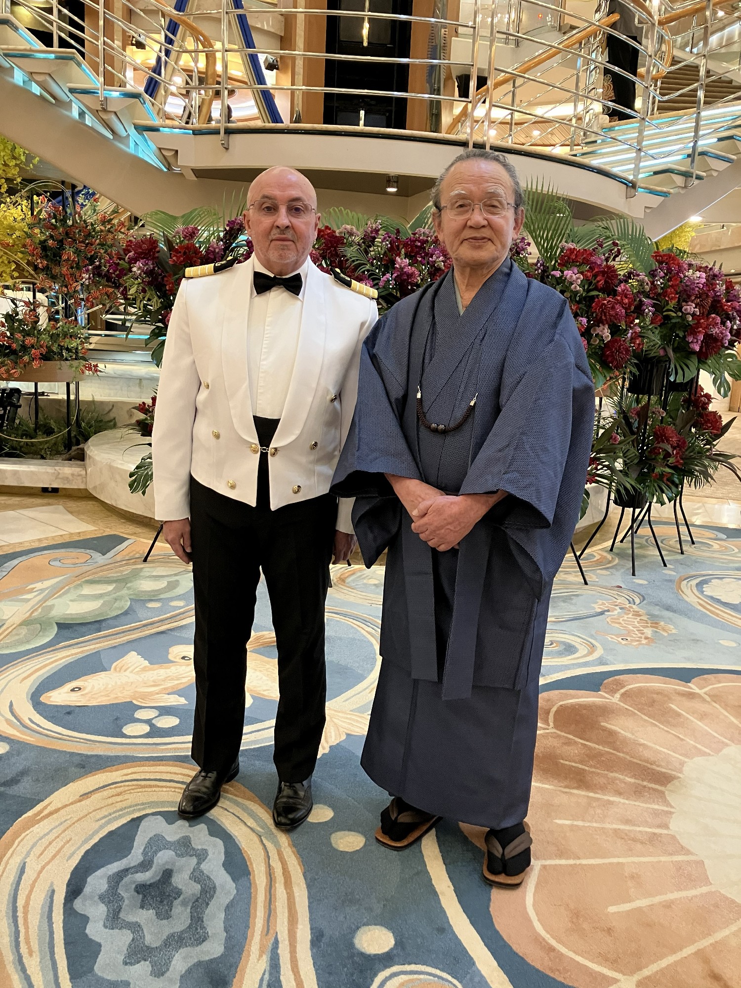 船内スタッフの責任者とツーショット