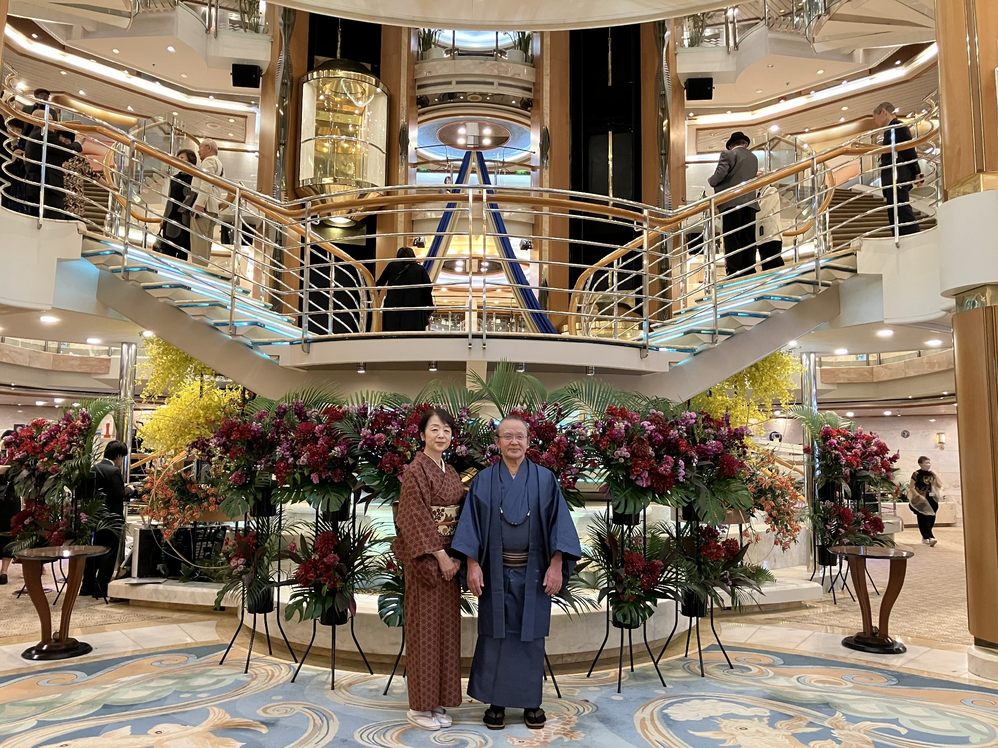 船内ウェルカームに参加
乗船客が皆々ドレスアップ