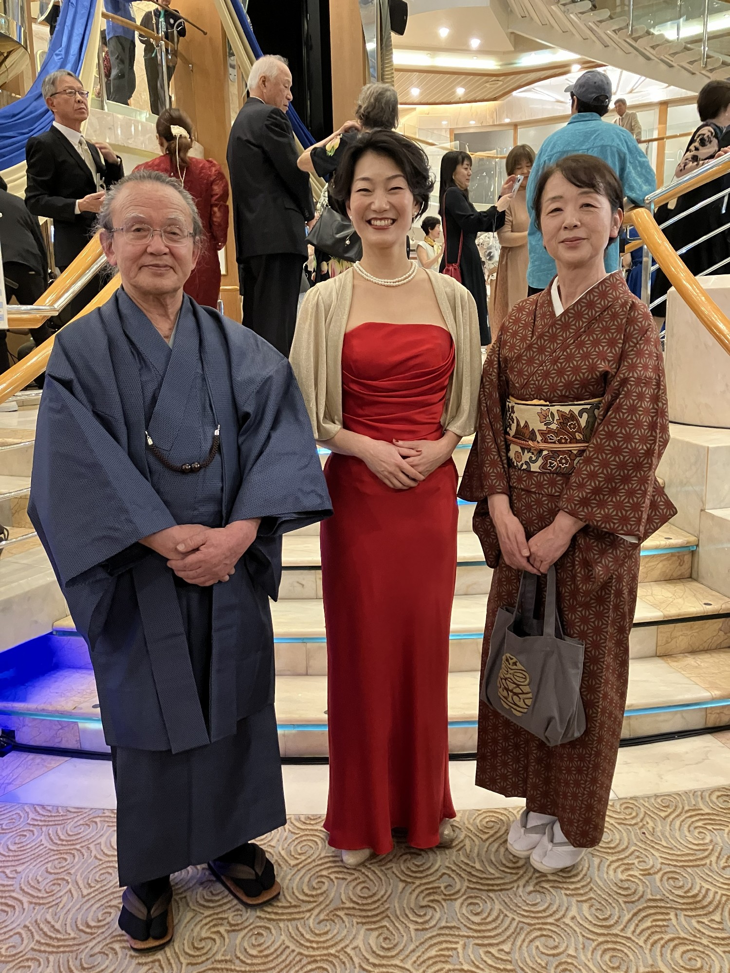 船内ウェルカームに参加
乗船客が皆々ドレスアップ