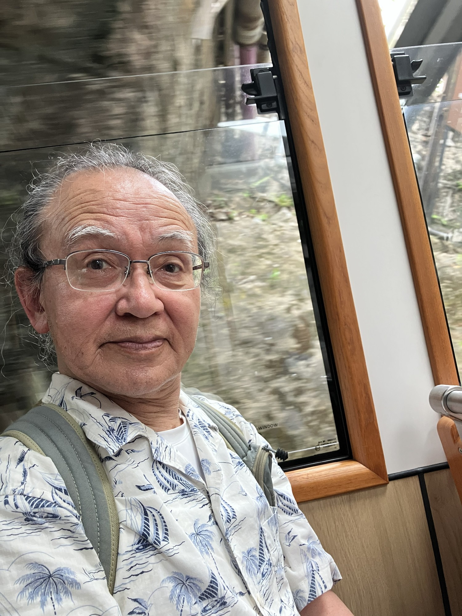 ピークトラムからケーブルカーで頂上に向かいます