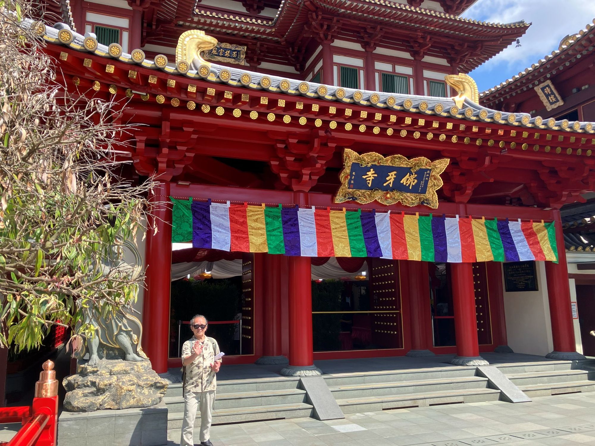 仏牙寺の門前で