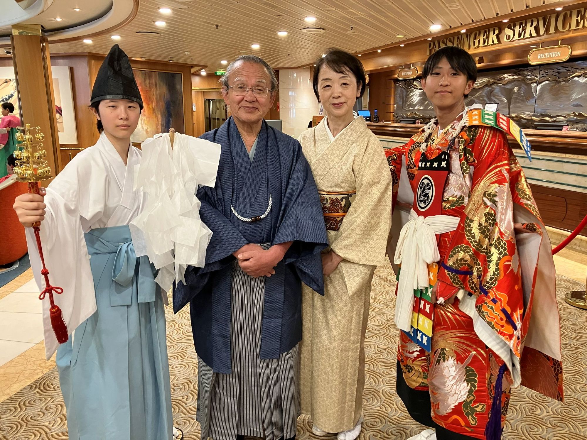 民族衣装ファッションショーに参加した方と