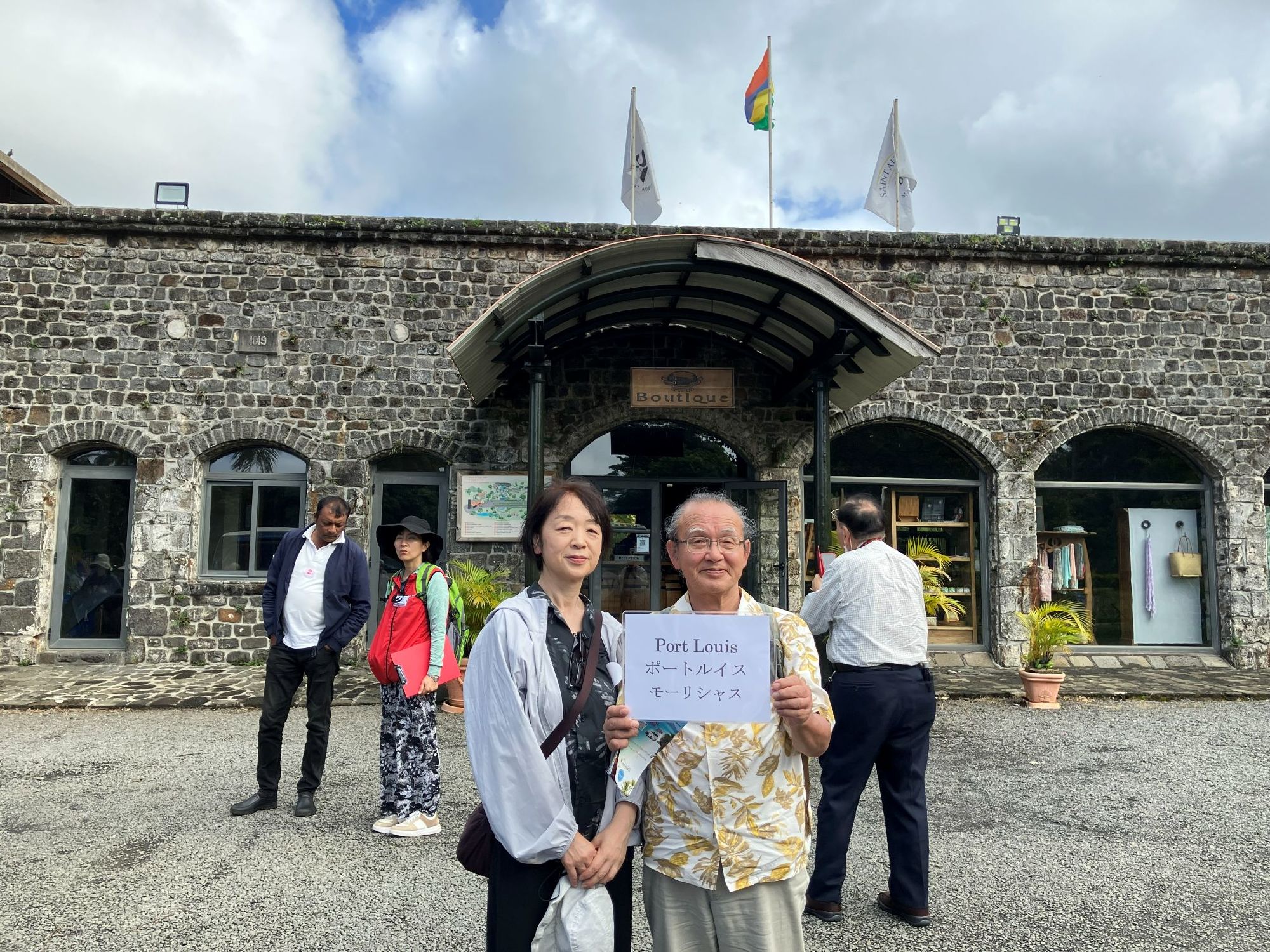 サトウキビ工房ショップの前で気功の先生と一緒に