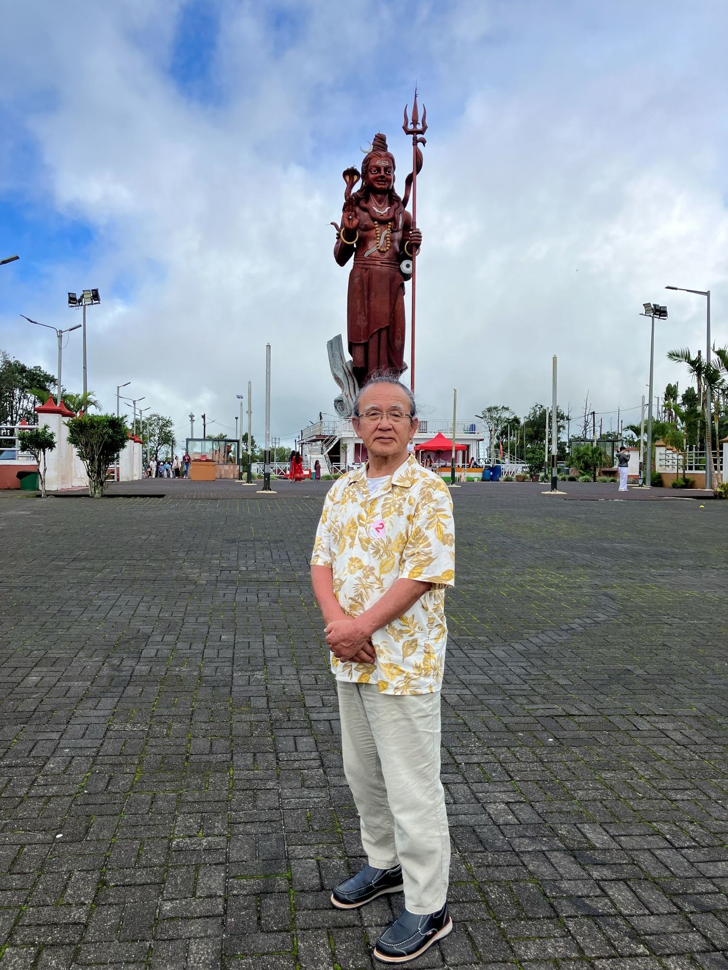 シバ神の巨大像の前で