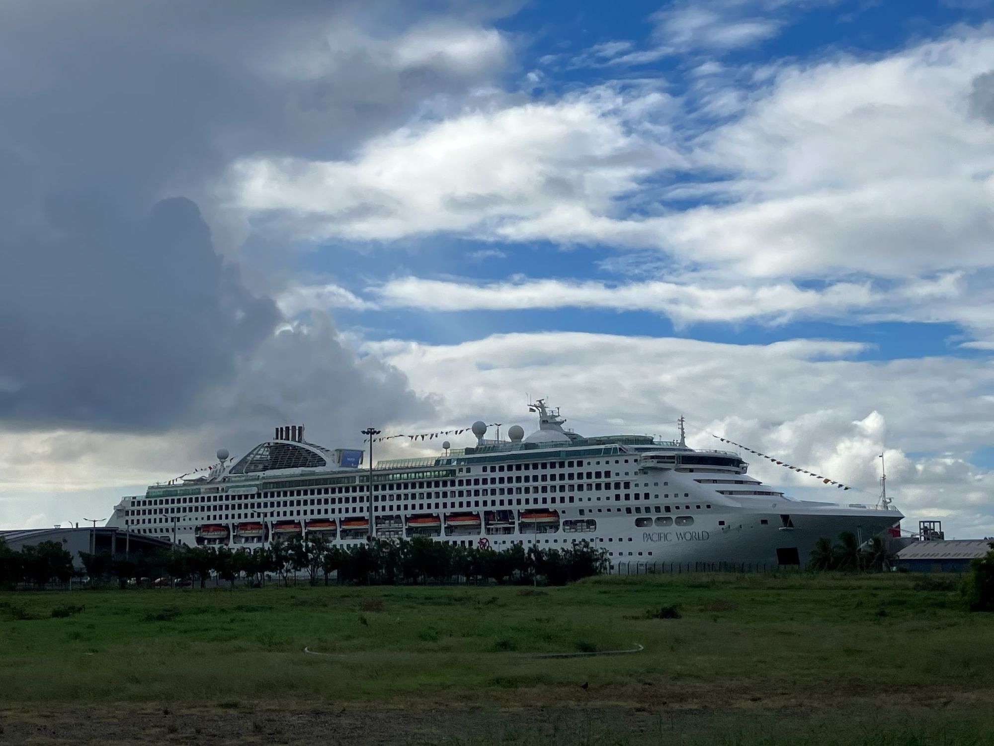 地球一周の船、接岸中