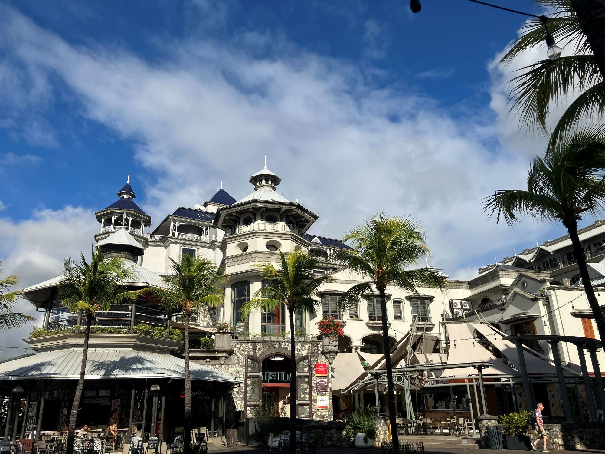 フランス植民地時代の名残のショッピングモール