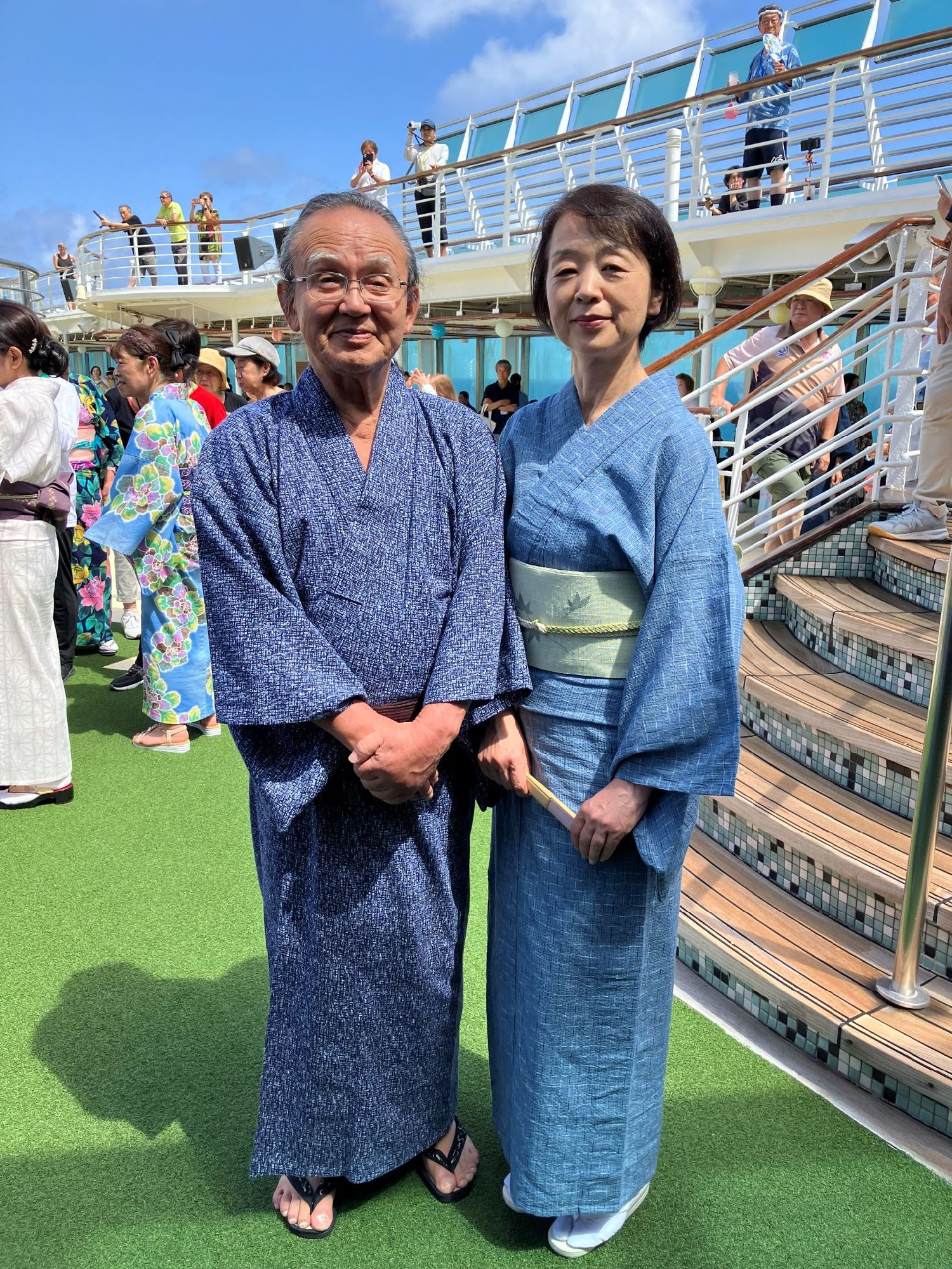船内夏祭りで気功の先生と和服で闊歩