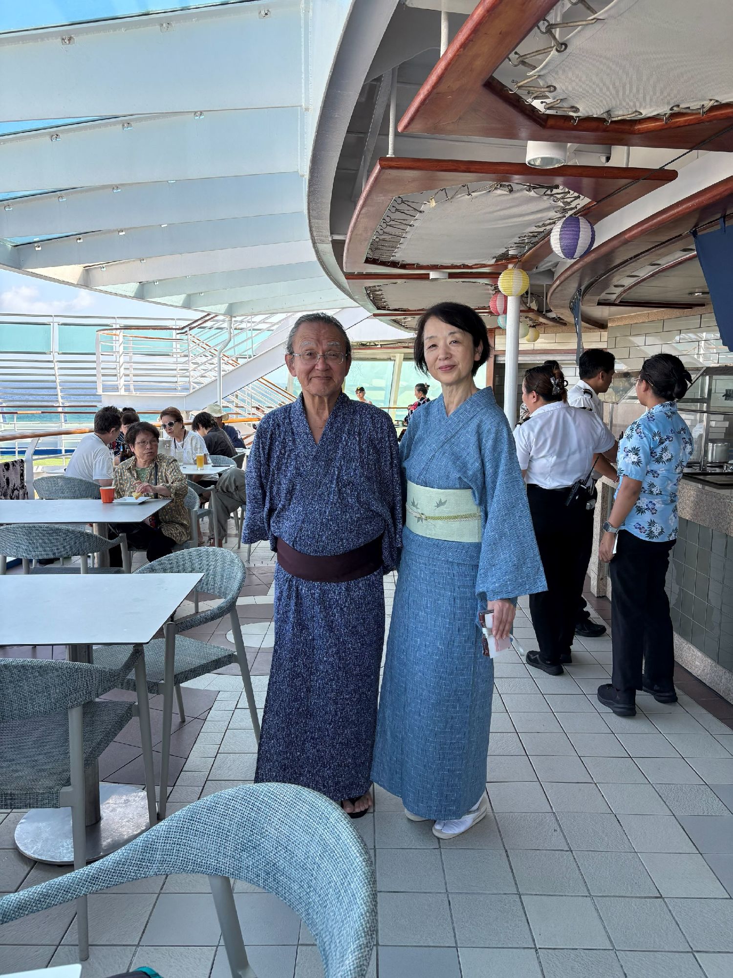 船内夏祭りで気功の先生と和服で闊歩