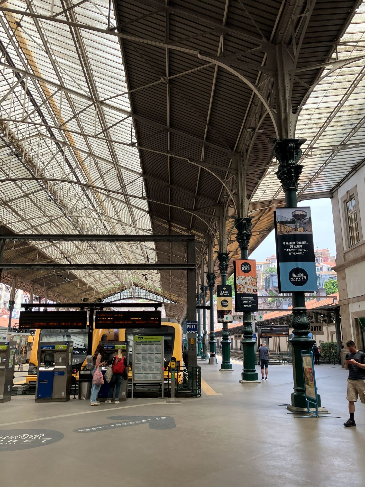 駅のホームの遠景