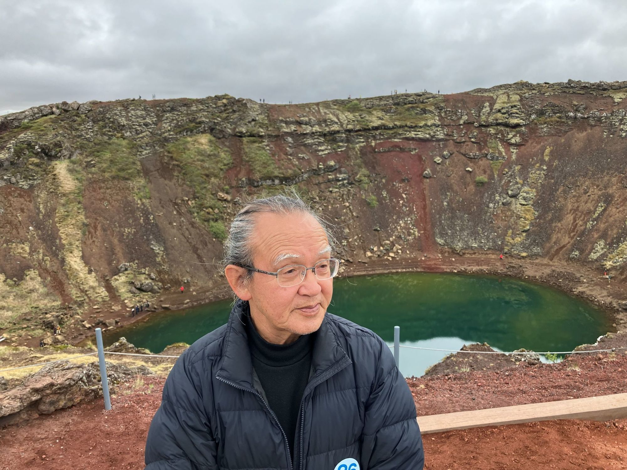 ケリズ火口湖を背景に