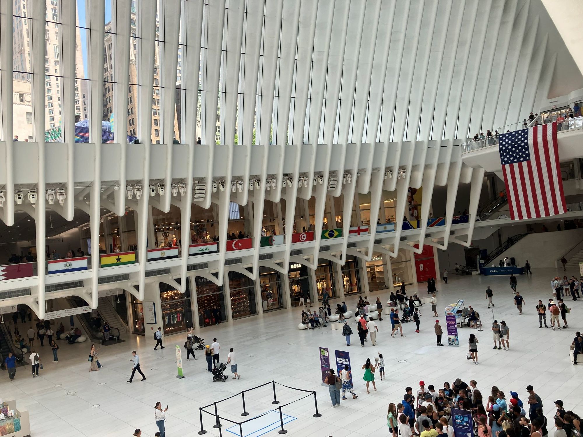 オキュラス内部、世界で最も美しい地下鉄の駅