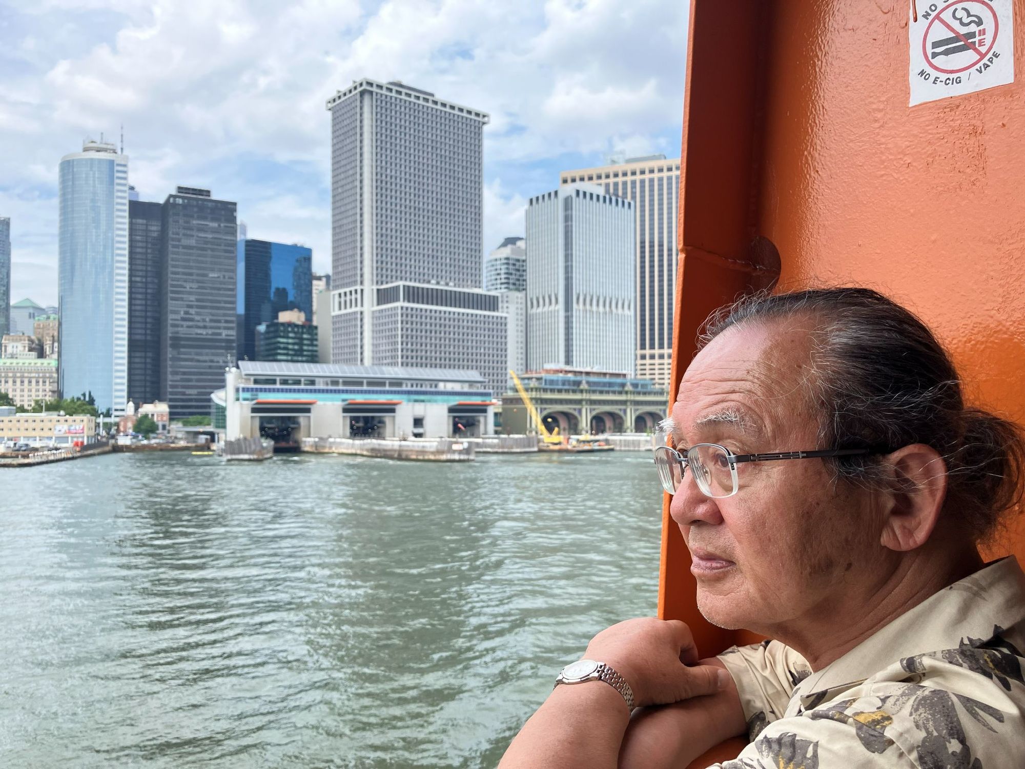 フェリーから港を眺める