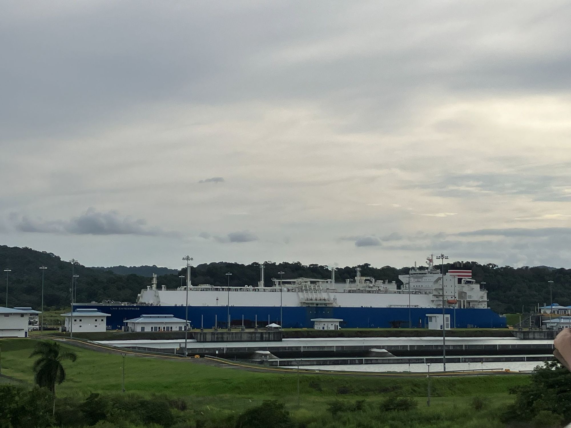 日本郵船LNG船がパナマ運河を運航中