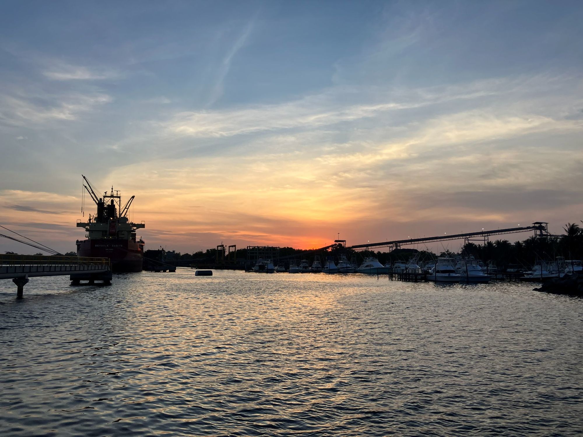 プエルト・ケツァル港の夕焼け