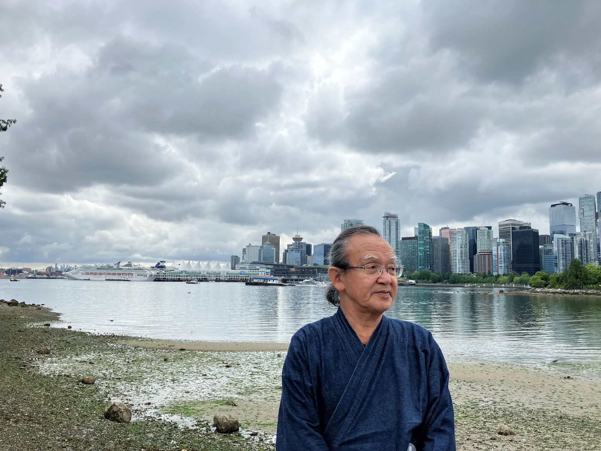 バンクーバー港を背景に