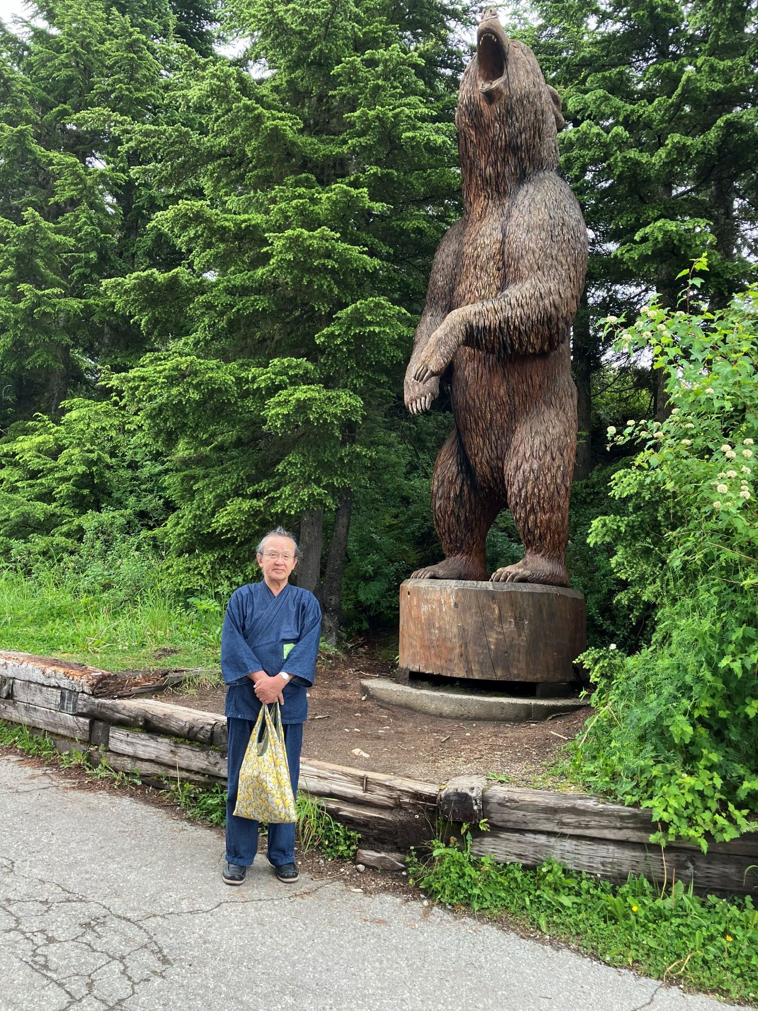 公園内の熊の彫像