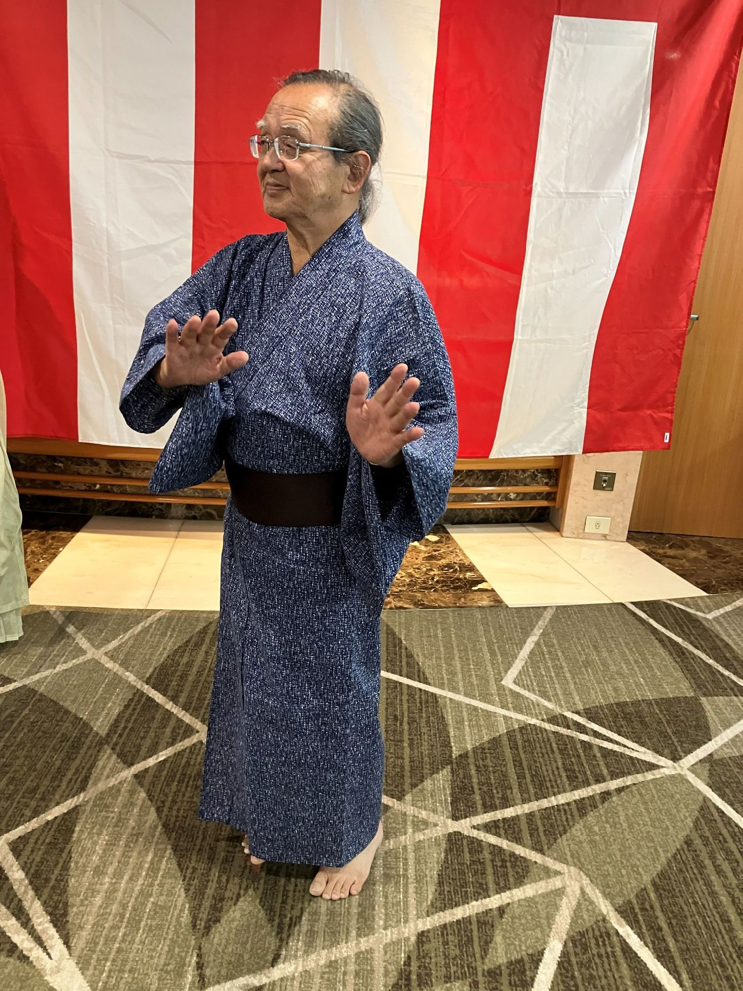 現代風に振り付けられた盆踊りの輪に入りました