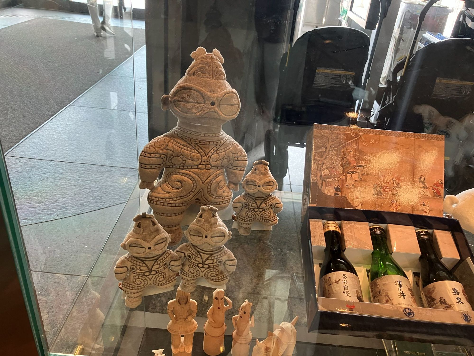 会場のグッズ売り場で遮光器土偶
