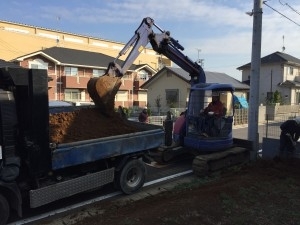 鋤取り　トラック積込み