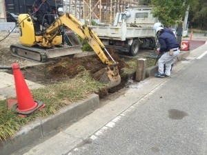 歩道切下げ　掘削工事