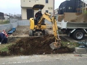 歩道切下げ工事　掘削