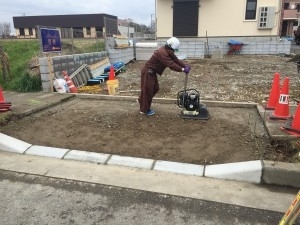 歩道切下げ工事　砕石下地　舗装