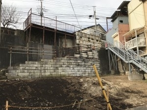 習志野市にて既存擁壁を解体し 新規にｒｃ擁壁 土留め を造ります