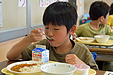 『新一年生，初めての給食（浦安市）』