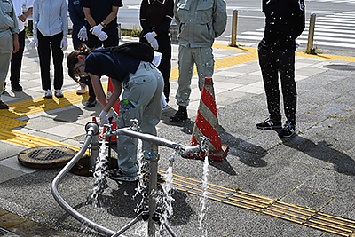 『耐震性貯水槽および仮設給水栓による応急給水訓練（浦安市）』