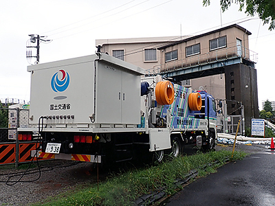 『国土交通省の協力による猫実川での排水作業（浦安市）』